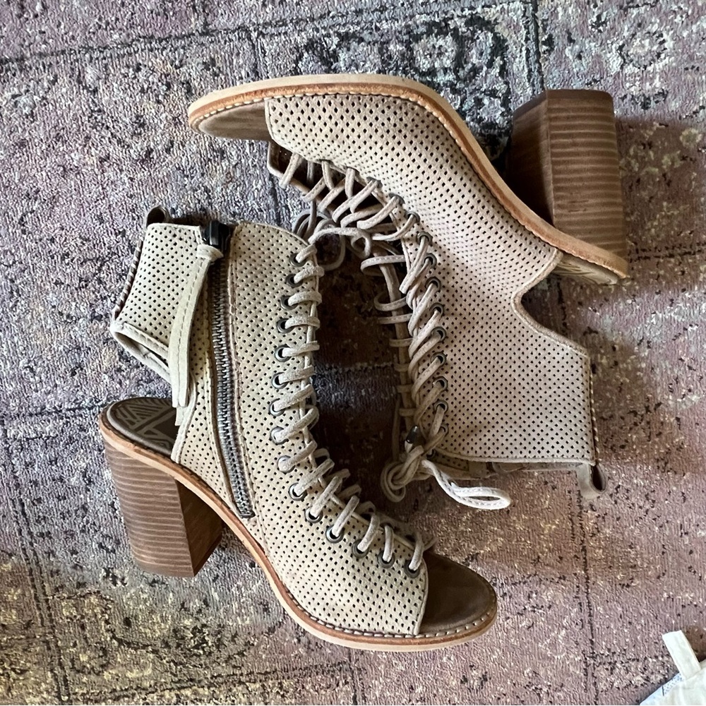 Dolce Vita Lira Sandal 7.5 Taupe Tan Heel Lace Up Zipper - Picture 2 of 9
